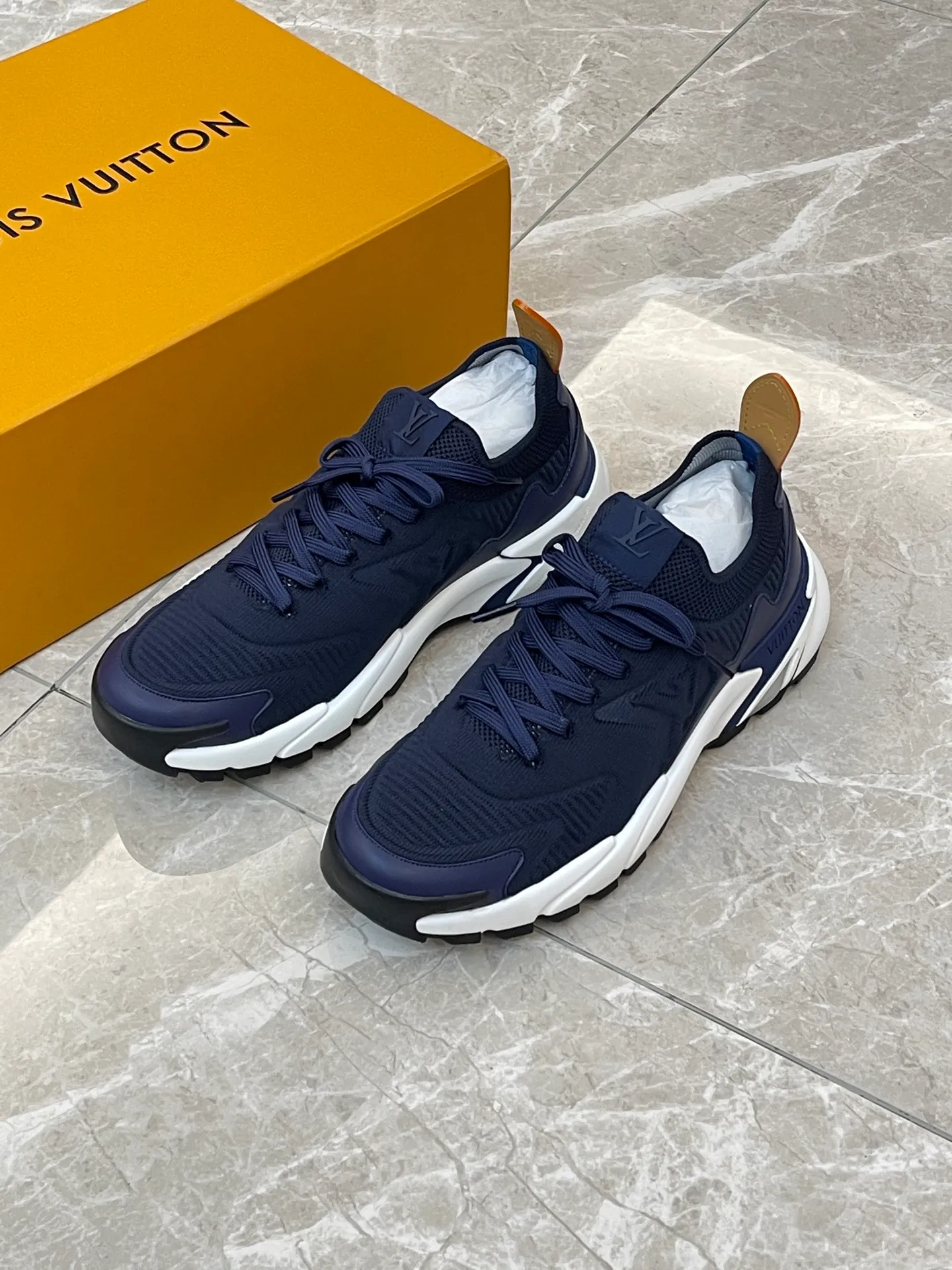[L Home] Top P: 700💰 Size: 39-44 (customized at 38.45.46) LV Donkey Brand Louis Vuitton RUNNER TATIC new men's sneakers This LV Runner Tatic sneaker uses a whole piece of technical knitting to create an easy-to-take-off design, and then outlines the upper with cow leather trim. The LV logo on the side releases a dynamic atmosphere between the textures, the leather back strap is shaped like the handle fastener of the Louis Vuitton leather goods series, and the lightweight and wear-resistant two-tone rubber sole completes the whole. The toe and heel wrap details continue to provide comfortable fabric foot support, creating a stylish and stylish upper! Comes with full original packaging!